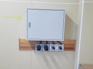 動力コンセント 電気工事 施工事例 電気メーターCOM